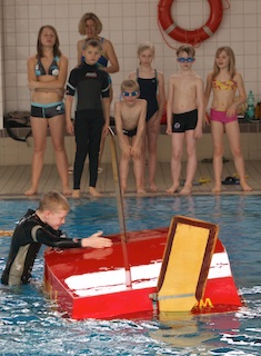 Gebannt beobachten die Kinder, wie ihre Sportskameraden im Wasser die Optis aufrichten.